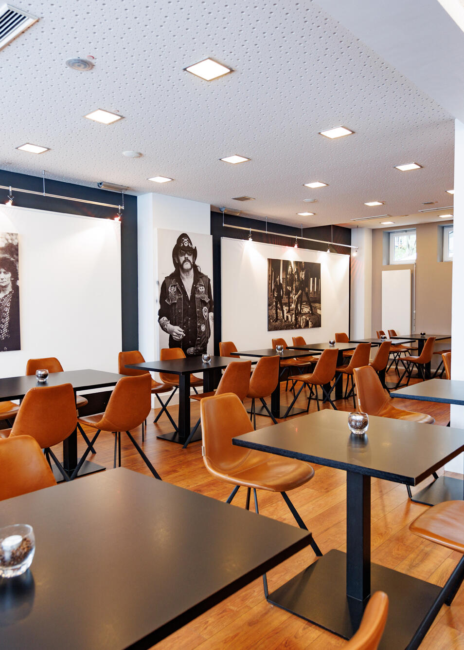 Breakfastroom with tables and chairs in the International student hotel