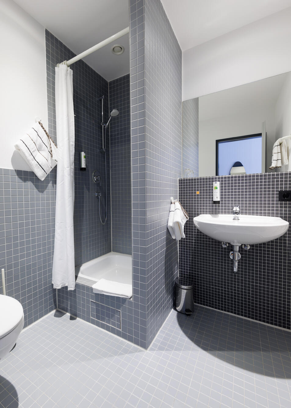 Bathroom with washbasin, shower and WC in the International Student Hotel