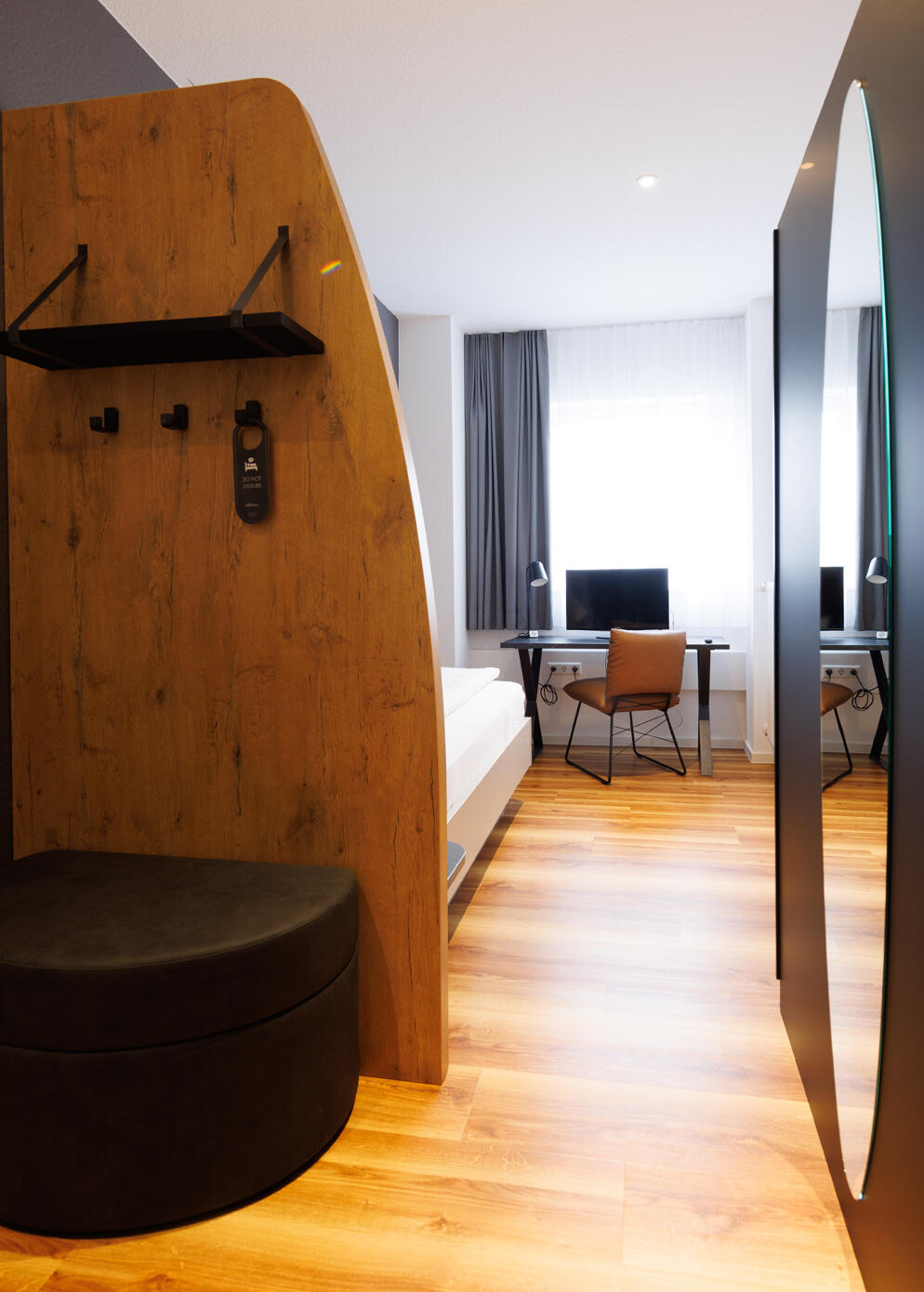 Einzelzimmer mit Garderobe, Schrank, Bett und Schreibtisch im Internationalen Studierendenhotel