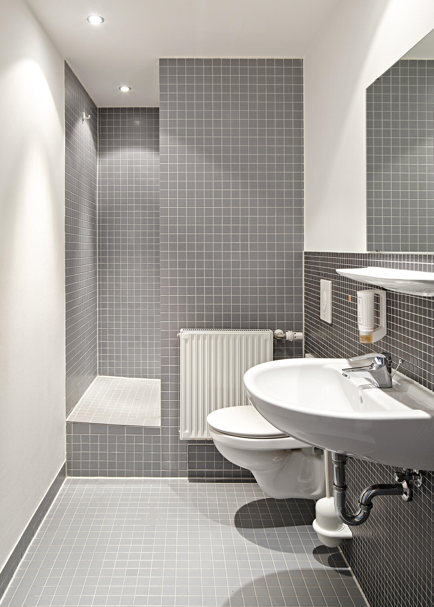 Bad mit Dusche, Toilette und Waschbecken im Internationalen Studierendenhotel