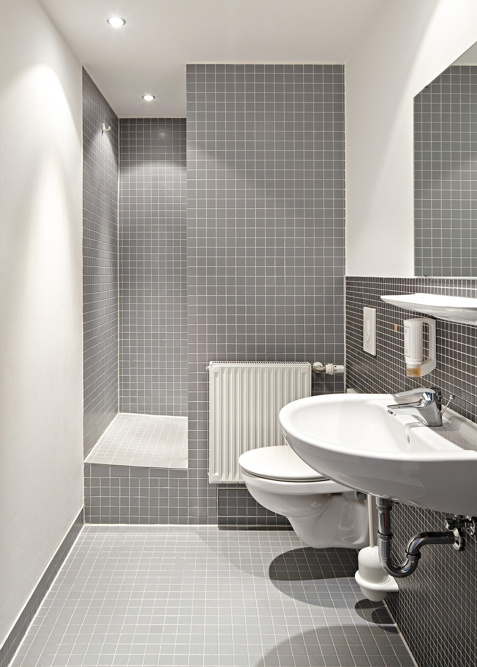 Bathroom with shower, toilet and sink at the international studenthotel